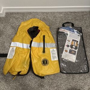 MD3184 MUSTANG SAILING PFD HIT INFLATABLE W/ SAILING HARNESS & AUTO HYDROSTATIC